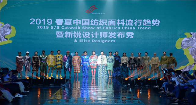 15398395313897376RAW.jpg 圖為時(shí)裝走秀現(xiàn)場(chǎng)二.jpg