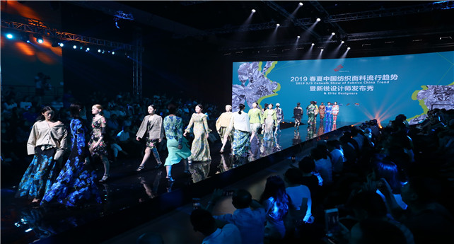 1539839545170431pT9f.jpg 圖為時(shí)裝走秀現(xiàn)場(chǎng)一.jpg