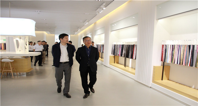 1541224884858452qnVG.jpg 圖為戚建爾陪同孫瑞哲一行參觀產品展示中心_副本.jpg